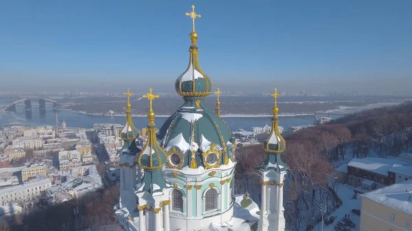 Igreja de Saint Andrews em Kiev na Descida Andriyivsky foi construída em 1747-1754 e projetada pelo famoso arquiteto Bartolomeo Rastrelli, Ucrânia . — Fotografia de Stock