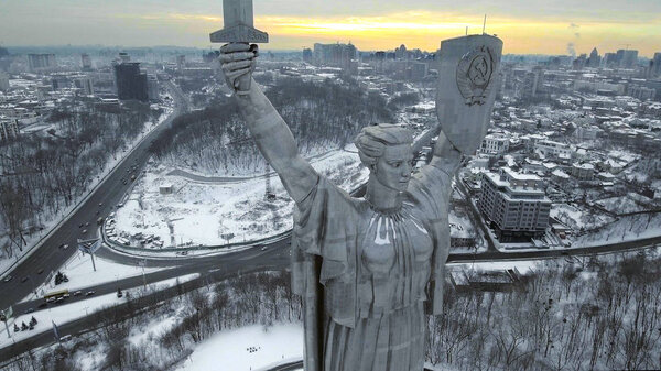 Киев - столица Украины. Родина-мать, памятник расположен на берегу Днепра. Вид с воздуха
.