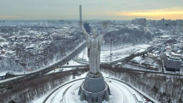 Kiev City - huvudstaden i Ukraina. Mother Motherland, monumentet ligger på stranden av floden Dnepr. Flygfoto. — Stockfoto