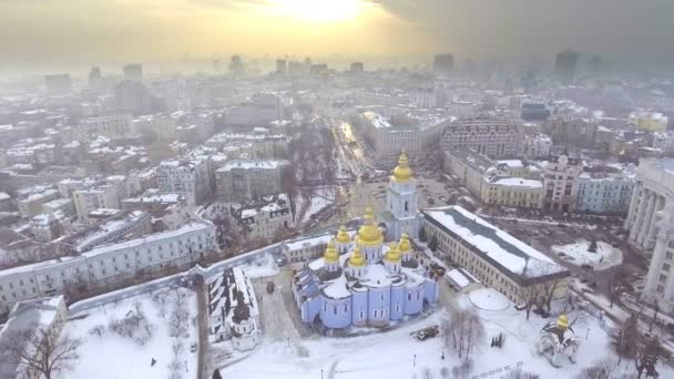 Luftaufnahme des St. Michaels-Klosters - eines der ältesten Klöster in Kiev. — Stockvideo