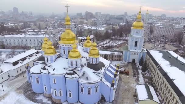 Letecký pohled na St. Michaels kláštera - jeden z nejstarších klášterů v Kyjevě. — Stock video