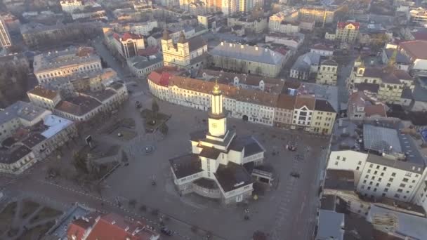 Vista aérea de Ratusha en Ivano-Frankivsk, Ucrania, principal punto de referencia de la ciudad — Vídeo de stock