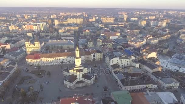 Vista aérea de Ratusha em Ivano-Frankivsk, Ucrânia, principal referência da cidade — Vídeo de Stock