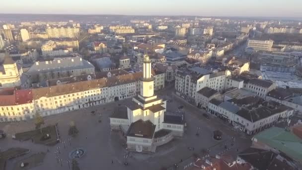 Luchtfoto van Ratusha in Ivano-Frankivsk, Oekraïne, de belangrijkste maatstaf van stad — Stockvideo