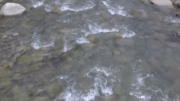 Közelről, a légi felvétel a hegyi folyó repülünk, felfelé a patak — Stock videók