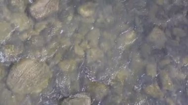 Biz akışı uçarken hava görünümünü dağ nehir kapatın