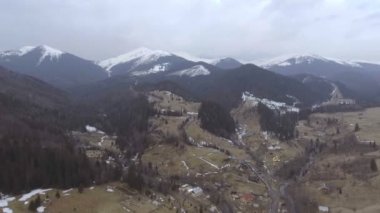 rocky Dağları yakın uçan kar ile kaplı