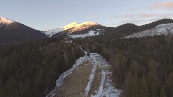 Πετώντας κοντά σε βραχώδη βουνά, καλυμμένα με χιόνι — Αρχείο Βίντεο