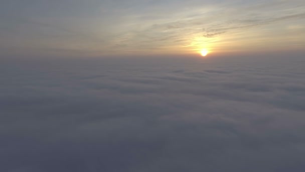 Flug über Wolkenfeld bei Sonnenaufgang — Stockvideo