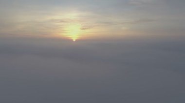 doğru güneş bulutların üzerinde doğal uçuş.