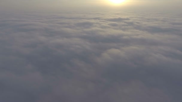 Flug über Wolkenfeld bei Sonnenaufgang — Stockvideo