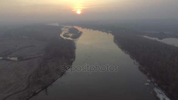 Flygfoto av soluppgången över slingrande floden i Ukraina — Stockvideo