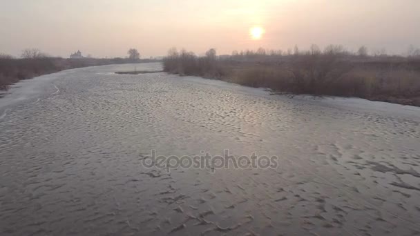 Rzeki w zimie. Widok z lotu ptaka. Lot nad rzeką piękna zima — Wideo stockowe