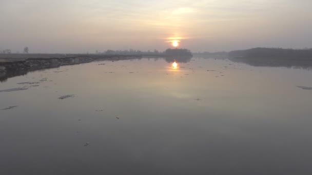 Témpanos de hielo flotantes en el río Desna en Ucrania - video aéreo tomado por un dron — Vídeo de stock