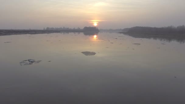 Flotteurs de glace flottants sur la rivière Desna en Ukraine - Vidéo aérienne prise par un drone — Video