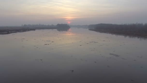 Témpanos de hielo flotantes en el río Desna en Ucrania - video aéreo tomado por un dron — Vídeo de stock