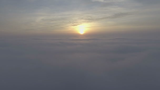 Voler à travers les nuages dans le ciel, Paysages nuageux de faible luminosité .