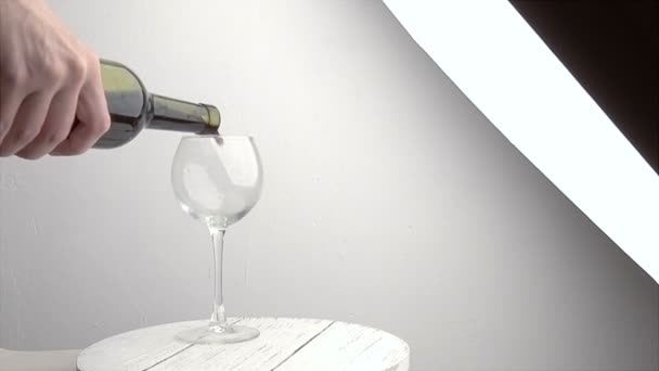 Plan au ralenti de Verser du vin rouge dans un verre . — Video