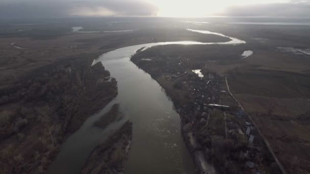 Survoler la belle rivière et la forêt. Caméra aérienne prise .