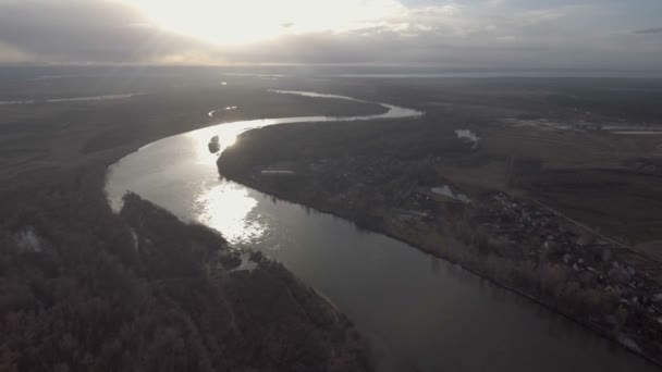 우크라이나에서 구불구불한 강 위의 일출의 항공 보기 — 비디오