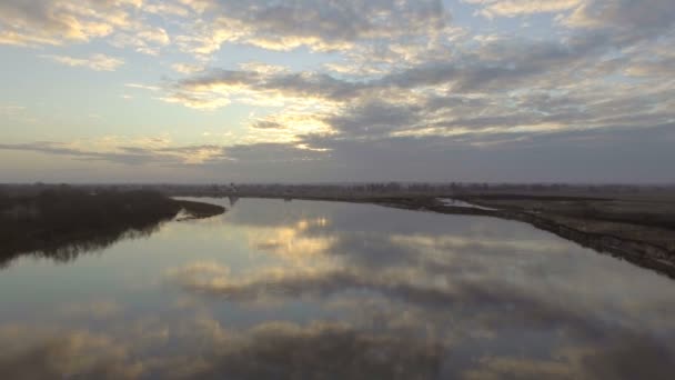 Χαμηλή πτήση πάνω από τον ποταμό. Εναέρια άποψη — Αρχείο Βίντεο
