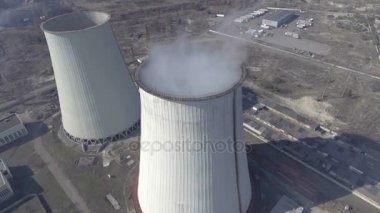 Büyük boru anteni ile termal enerji üreten bitki üzerinde uçan.