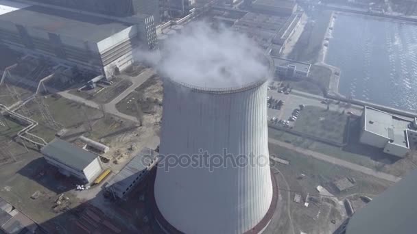 Voando sobre a grande fábrica de tubos para a produção de energia térmica aérea . — Vídeo de Stock