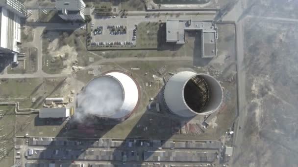 Воздушный вид угольной электростанции. . — стоковое видео