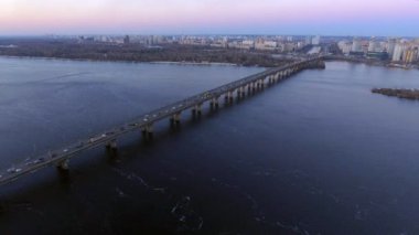 Kiev, Ukrayna'nın başkentinde günbatımı ışıklar havadan görünümü.