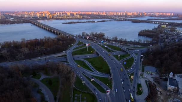 在日落灯的乌克兰首都基辅的鸟瞰图. — 图库视频影像