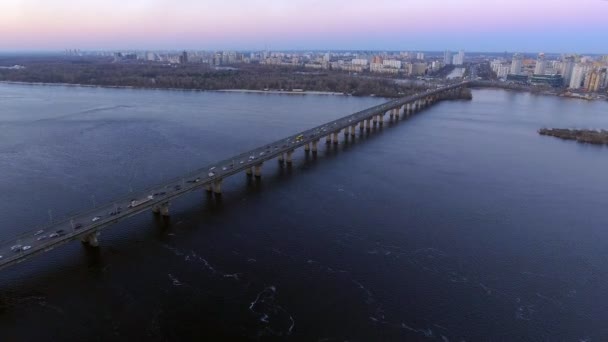 Kiev, Ukrayna'nın başkentinde günbatımı ışıklar havadan görünümü. — Stok video