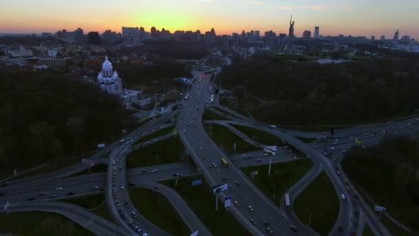 Ligne d'horizon de Megalopolis. Plan aérien au-dessus de Kiev, Ukraine après le coucher du soleil. Skyline de ville . — Video