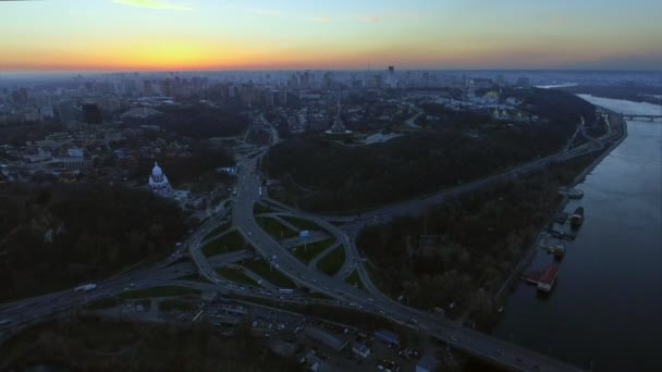 Megalopolis Panorama. Letecký snímek přes Kyjev, Ukrajina po západu slunce. Panorama města. — Stock video