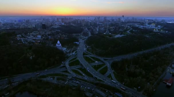 Megalopolis skyline. Antenne schot over Kiev, Oekraïne na zonsondergang. Skyline van de stad. — Stockvideo