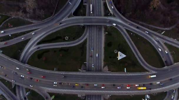 Avond van het wegverkeer in Kiev, Oekraïne — Stockvideo