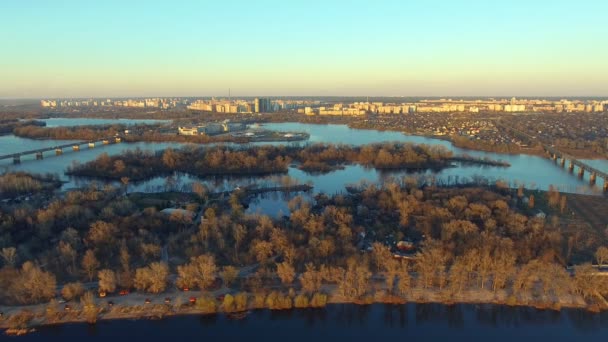 市内の川を飛んでいます。キエフ、ウクライナ. — ストック動画