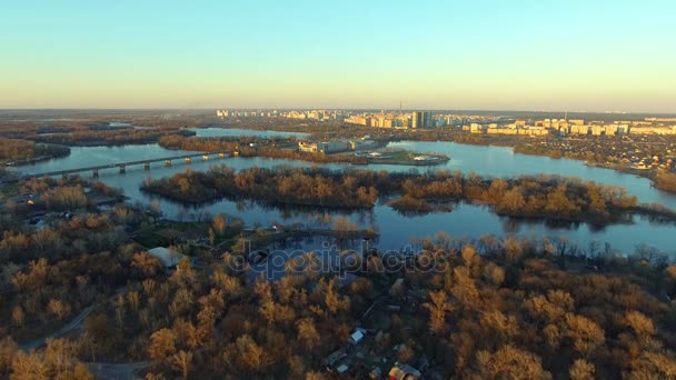 Volare sopra il fiume in città. Kiev, Ucraina . — Video Stock