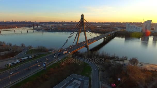 Київ, Україна. Вид з автомобільного мосту - Московський міст над Дніпром. Захід сонця у Києві, Східної Європи. — стокове відео