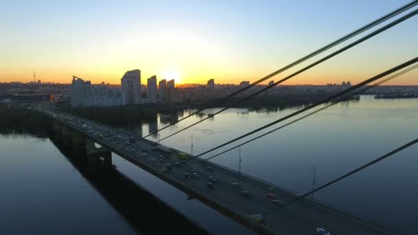 Vista aérea del puente de Moscú sobre el río Dniéper. Kiev, Ucrania . — Vídeos de Stock