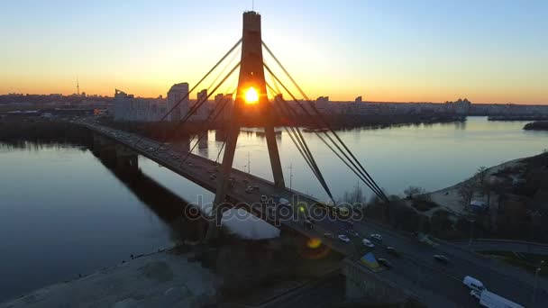 Вид с воздуха на Московский мост через Днепр. Киев, Украина . — стоковое видео