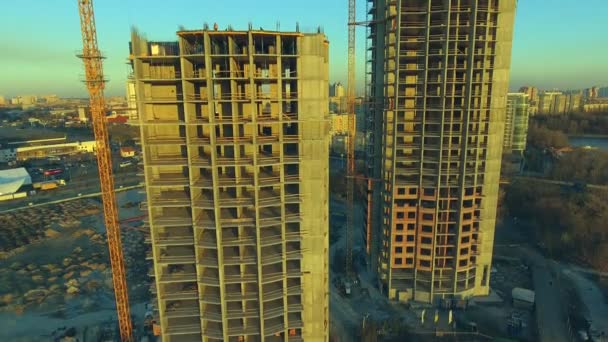 Vue aérienne du chantier avec grues et travailleurs au coucher du soleil . — Video