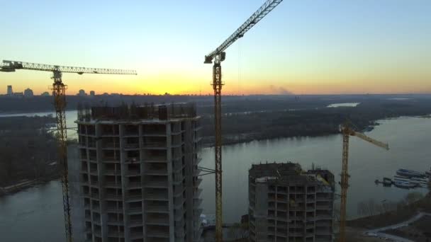 Günbatımı inşaat alanında. Hava atışı — Stok video