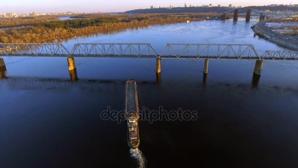 Survoler la rivière dans la ville. Kiev, Ukraine . — Video