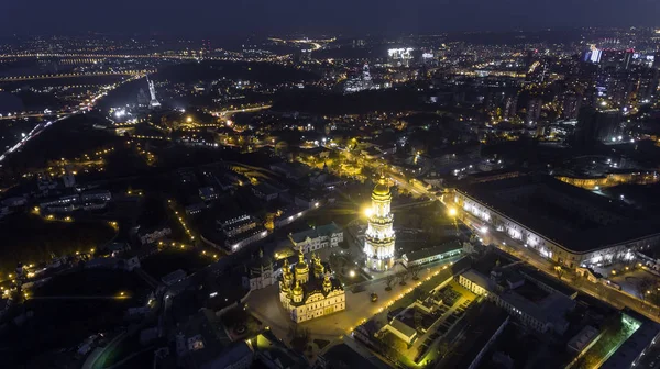 Kiev Pechersk Lavra kerk uitzicht vanaf de hoogte, Kiev, Oekraïne. — Stockfoto