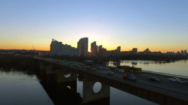 Moskova köprü hava görünümünü Dnieper Nehri üzerinde. Kyiv, Ukrayna.