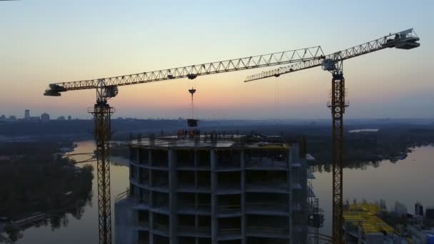 Byggarbetsplatsen vid solnedgången, siluett. — Stockvideo