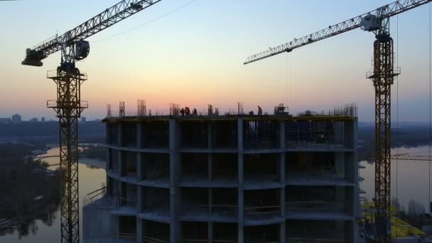 Site de construction au coucher du soleil, silhouette . — Video