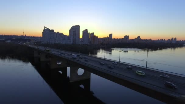 Пташиного польоту Московський міст над Дніпром. Київ, Україна. — стокове відео