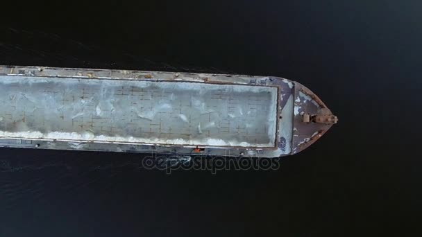 Luchtfoto van de sleepboot boot duwen lege binnenschip. — Stockvideo