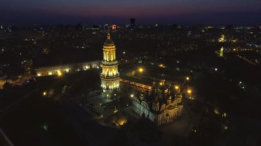 Kiev-Pechersk Lavra gece hava görünümünü. Kyiv, Ukrayna.